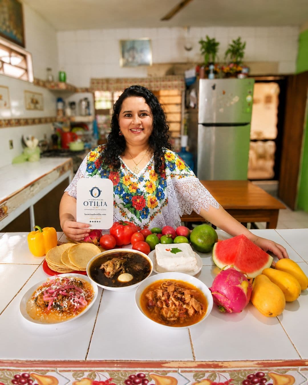 Otilia presentando comida casera a domicilio en Tizimín